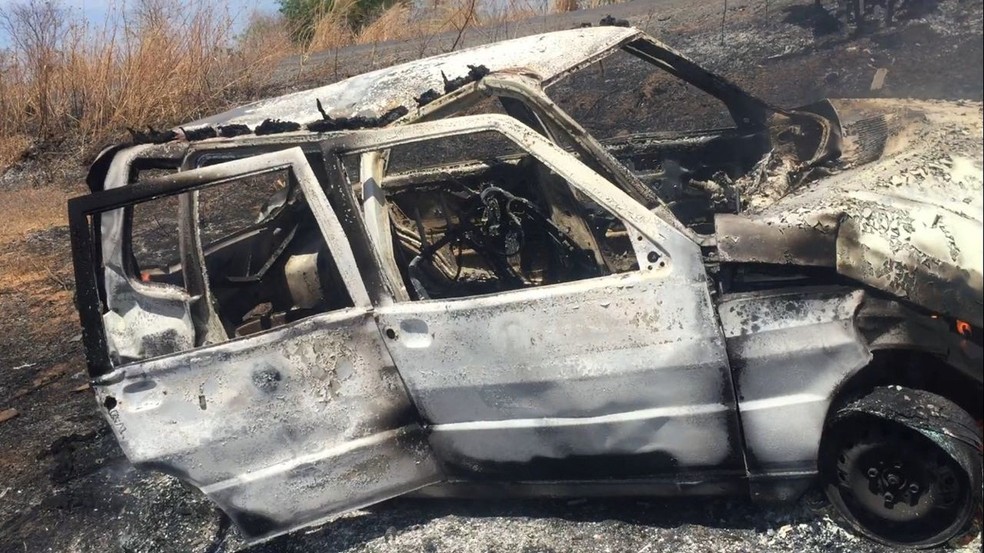 Viatura foi destruída pelas chamas (Foto: Arquivo pessoal)