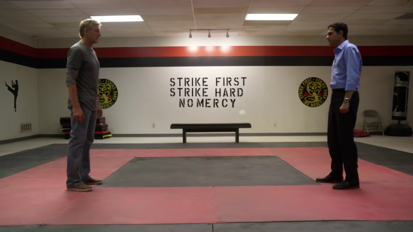 O reencontro de Daniel LaRusso (Ralph Macchio) e Johnny Lawrence (William Zabka) no trailer da continuação de Karate Kid (Foto: Reprodução)