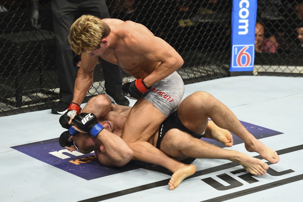 Sage Northcutt finalizou a luta com marteladas para cima de Zak Ottow (Foto: Josh Hedges/Zuffa LLC / Getty Images)