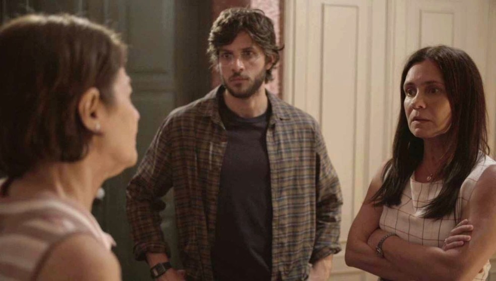 Thelma (Adriana Esteves) se assusta com o que a falsa mãe de Danilo (Chay Suede) vai dizer em 'Amor de Mãe' — Foto: Globo