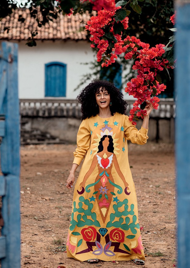Fotografada na fazenda do pai em Brumado, na Bahia, Adriana Meira usa vestido criado por ela.  (Foto: Tobi Meira )