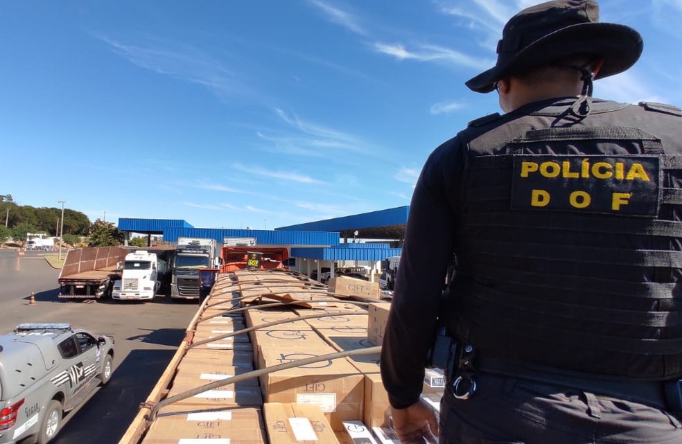 Carreta carregada com 40 mil maços de cigarros contrabandeados do Paraguai é apreendida. — Foto: DOF/Divulgação