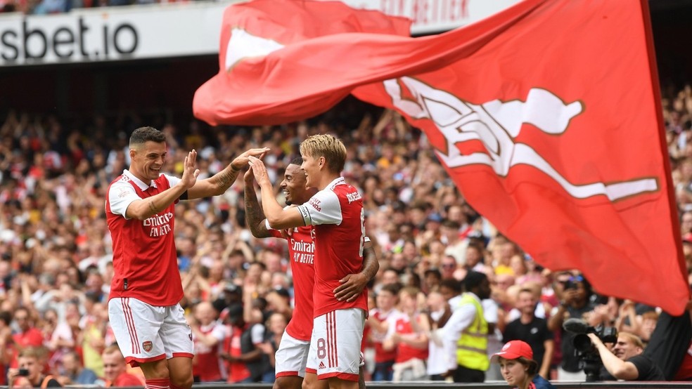 Jogadores do Arsenal comemoram gol com Gabriel Jesus — Foto: Site oficial do Arsenal
