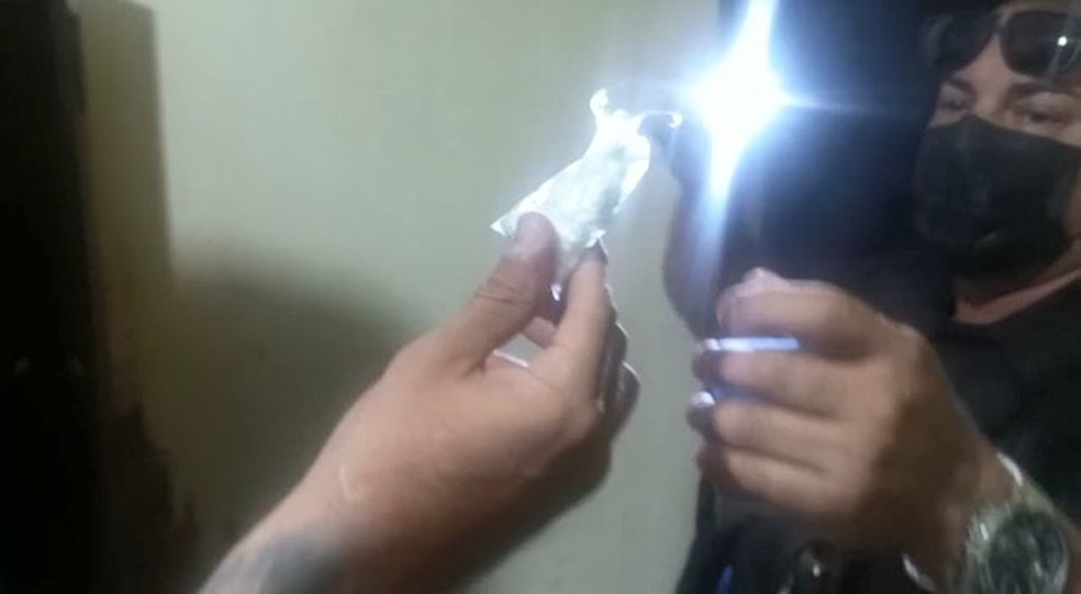 Homem é preso por usar a casa da mãe como ponto de venda de cocaína na Bahia — Foto: Alberto Maraux/SSP-BA