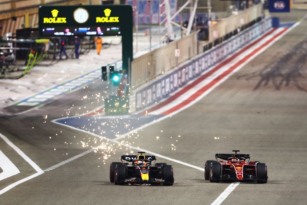 Max Verstappen e Charles Leclerc disputam a ponta no GP do Bahrein — Foto: Mark Thompson/Getty Images