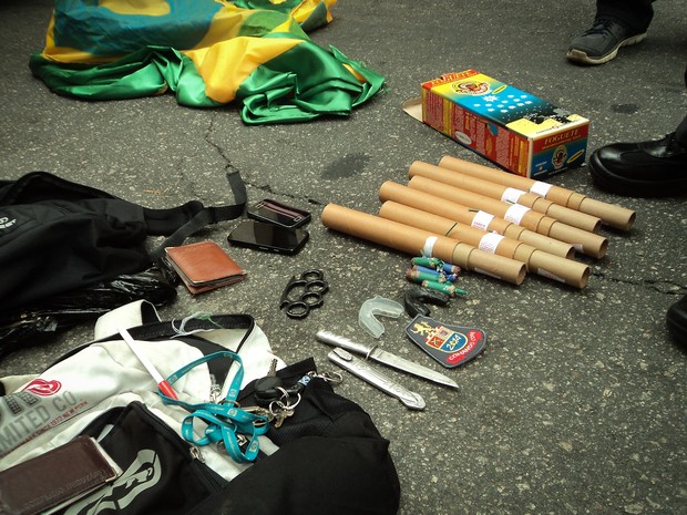 Objetos apreendidos pela polícia em tentativa de arrastão na Fan Fest do Vale do Anhangabaú, no Centro de São Paulo (Foto: Caio Kenji/G1)