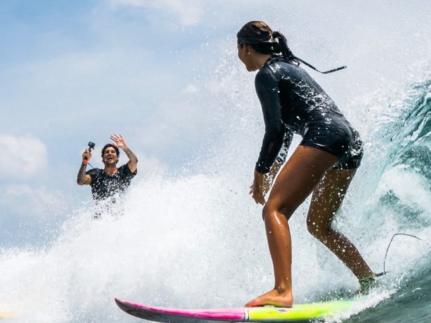 Yasmin Brunet e Gabriel Medina mergulham com tartaruga nas ...