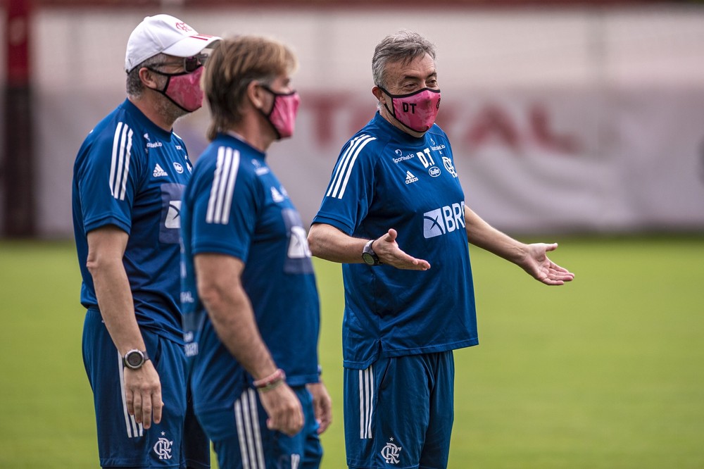 Exigência de auxiliares trava acerto por rescisão de Domènec Torrent com o Flamengo