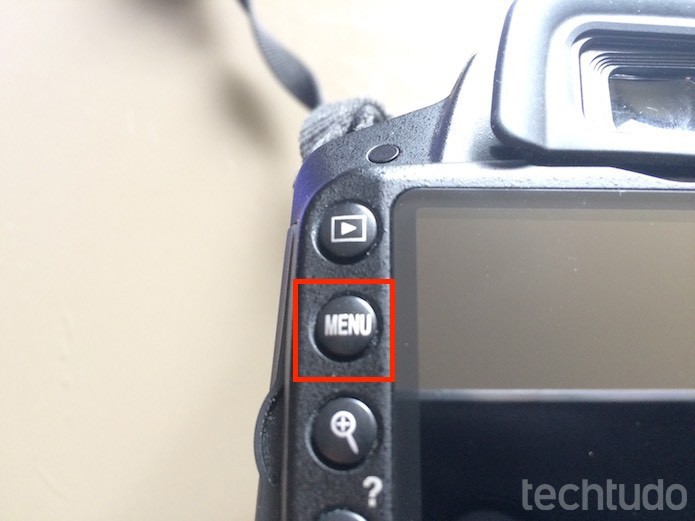 Botão que dá acesso ao menu de configurações de uma câmera DSLR da Nikon (Foto: Marvin Costa/TechTudo)