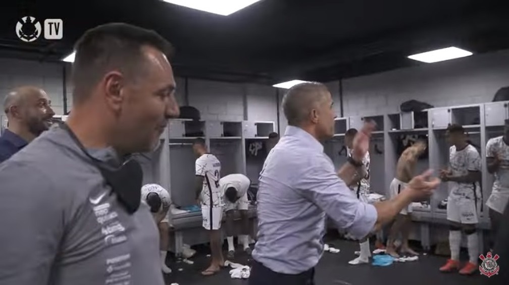 Com motivação de líderes e gritos de Sylvinho, veja os bastidores da vitória contra o Athletico