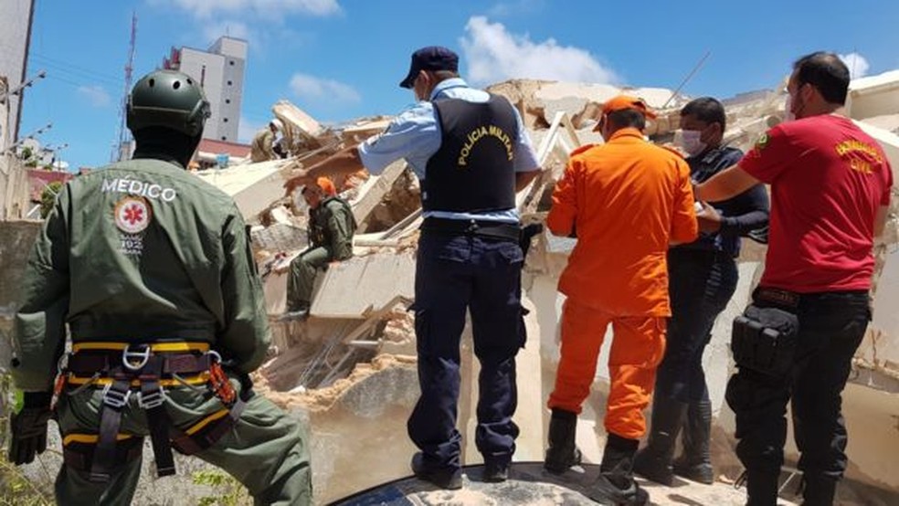 Bombeiros trabalham em escombros de prédio — Foto: AssCom/CBMCE 