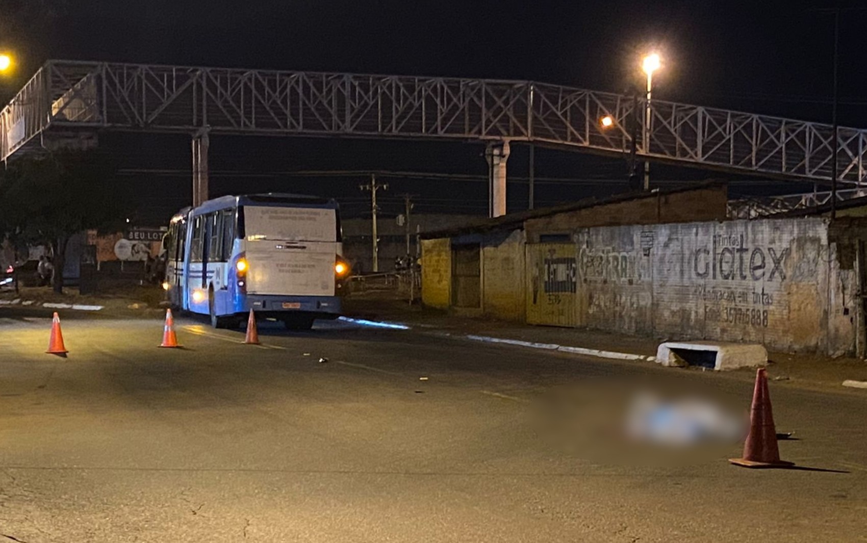Morador de rua morre após ser atropelado por ônibus em avenida de Goiânia 