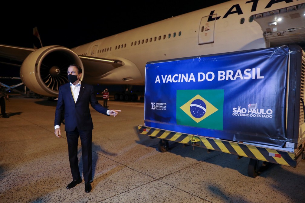 O governador de SP, João Doria, acompanha no Aeroporto de Viracopos, em Campinas, a chegada de 5,4 mil litros de insumos para produção da CoronaVac. — Foto: REUTERS/Amanda Perobelli
