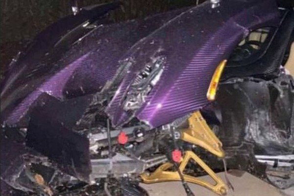O carro do youtuber Gage Gillean, um Pagani Huayra Roadster, destruído após acidente na cidade de Dallas (Foto:  Instagram)