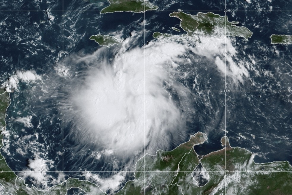 Imagem de satélite mostra formação do furacão Ian — Foto: NOAA via AP