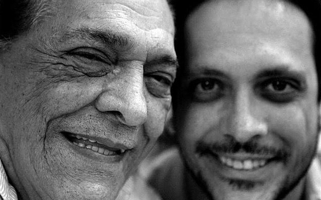 Lúcio Mauro Filho posa com o pai em foto em preto e branco (Foto: Reprodução/Instagram)