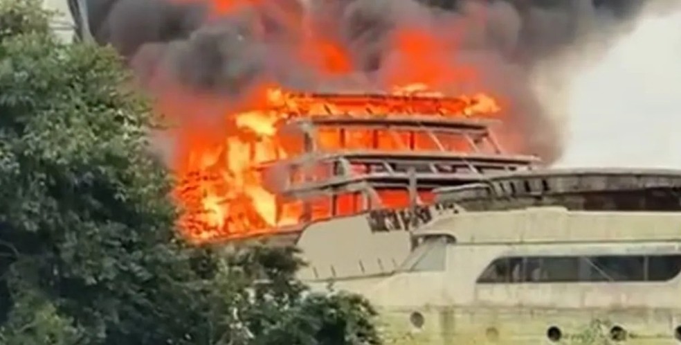 Embarcação pegou fogo em Guarujá, SP — Foto: Reprodução/A Tribuna
