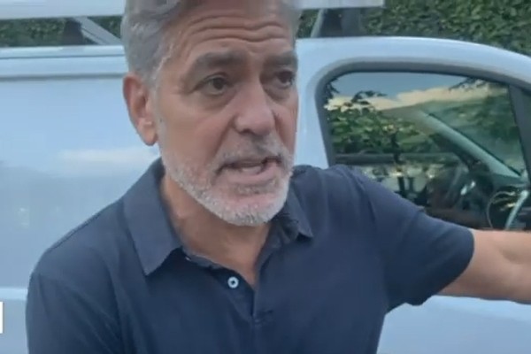George Clooney em entrevista à imprensa italiana após tempestades atingirem região do Lago de Como (Foto: Reprodução)