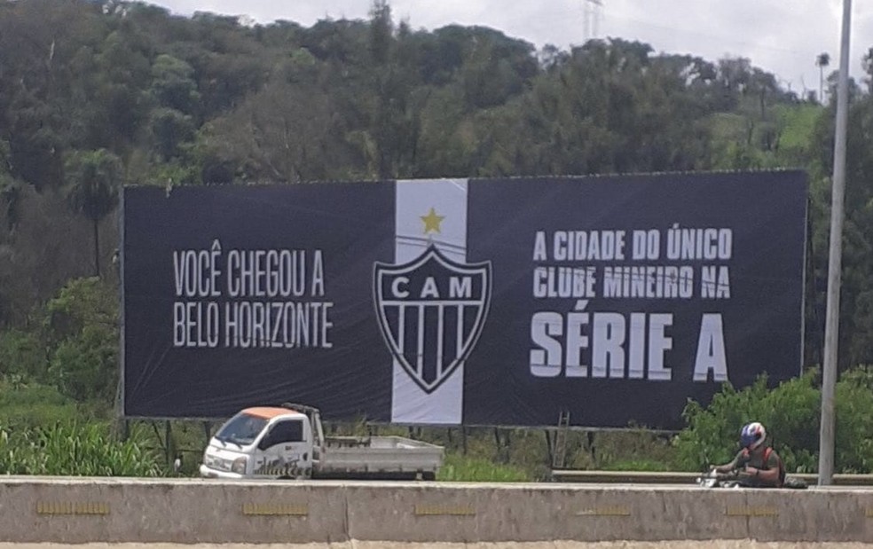Outdoors Com Provocacao Pelo Rebaixamento Do Cruzeiro Sao Espalhados Por Minas Gerais Futebol Ge
