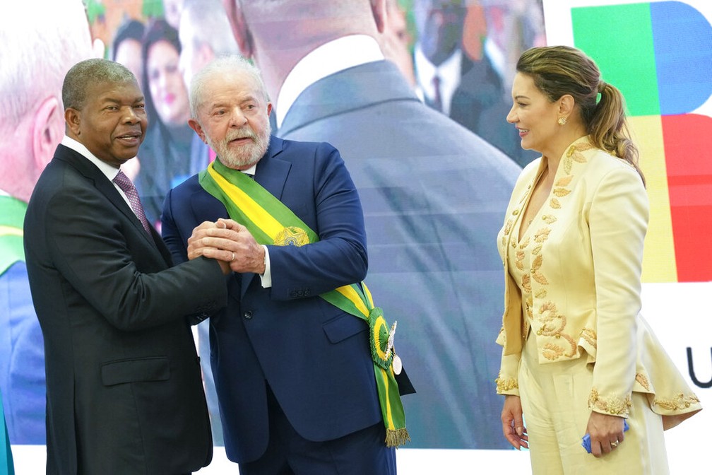 Lula cumprimenta o Presidente de Angola, João Lourenço — Foto: AP Photo/Eraldo Peres