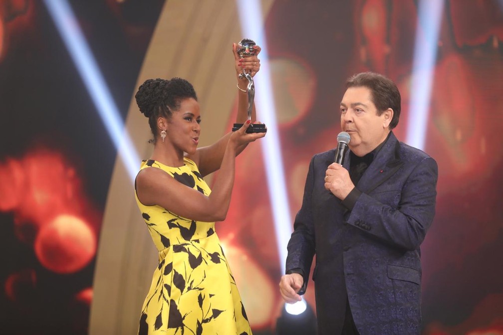 Maria Julia Coutinho comemora Troféu Domingão - Melhores do Ano 2019 — Foto: Isabella Pinheiro/Gshow