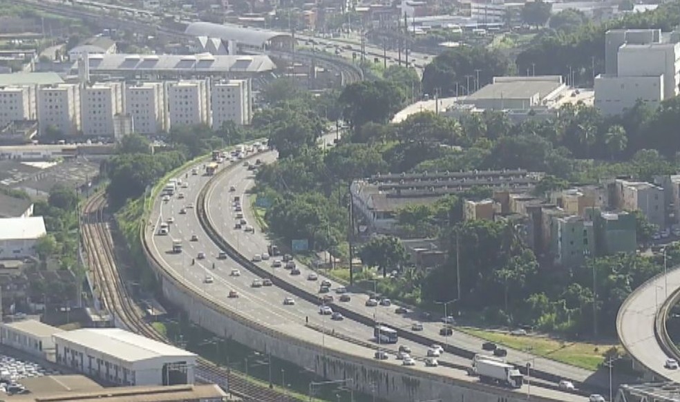 Movimento de saída de Salvador é intenso na véspera do feriado de Tiradentes — Foto: Reprodução/TV Bahia