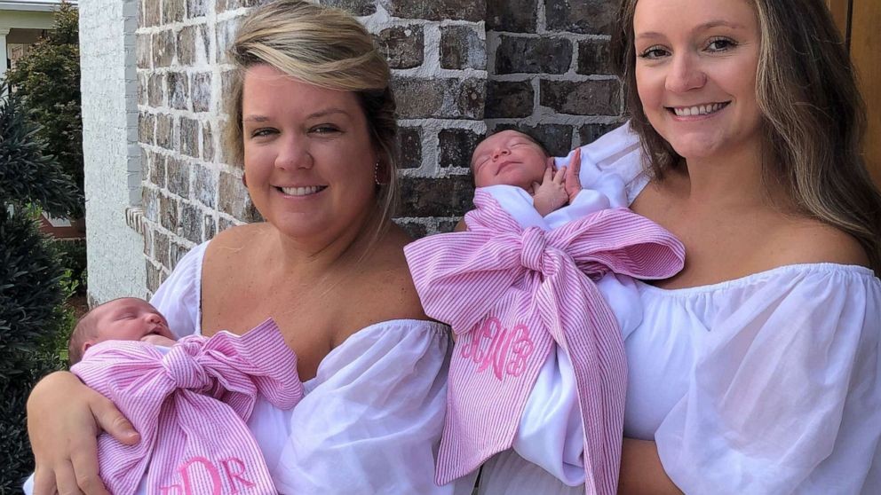 Brooke com a filha Palmer no colo e Ali com a filha Hudsyn (Foto: Reprodução Instagram)