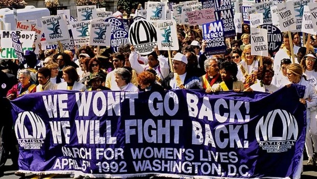 Protesto pela manutenção do direito ao aborto nos EUA no início dos anos 1990 (Foto: GETTY IMAGES via BBC)