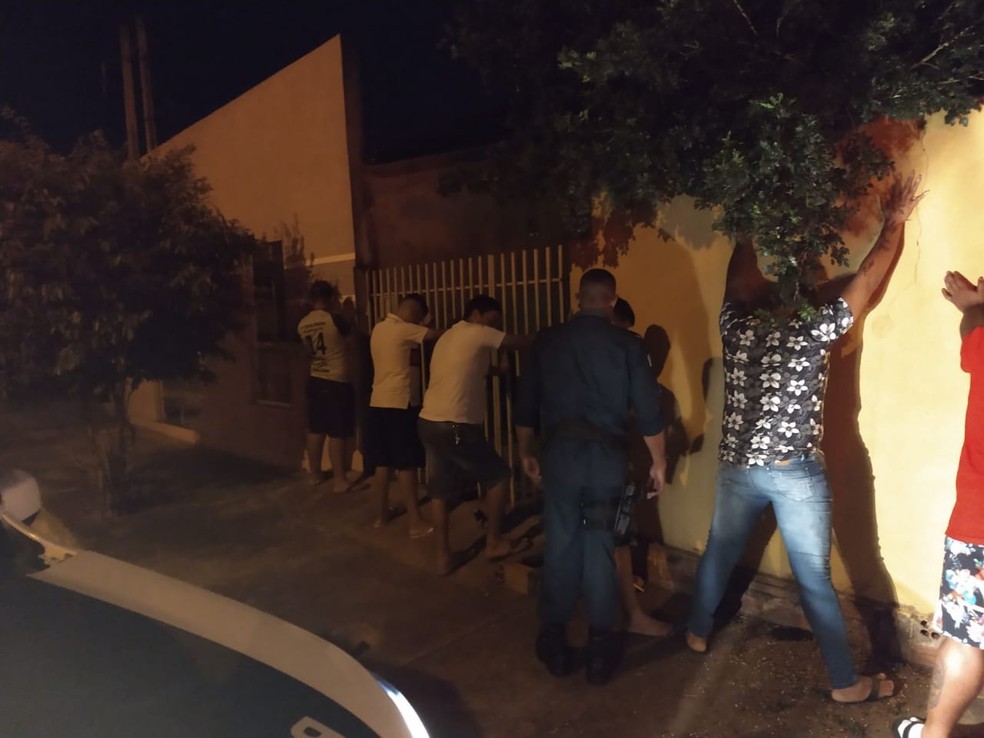 Policiais fizeram abordagem no local após denúncia anônima — Foto: Polícia Civil/Divulgação 