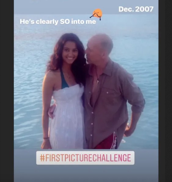 A primeira foto compartilhada pela modelo Emma Heming após o início do período de quarentena do marido, o ator Bruce Willis, na companhia da ex-esposa, a atriz Demi Moore (Foto: Instagram)