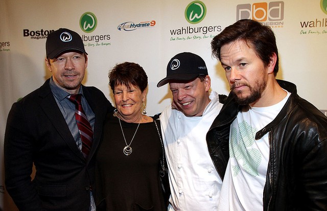 BOSTON, MA - OCTOBER 24: (L-R) Donnie Wahlberg, their mother Alma Elaine Wahlberg, chef Paul Wahlberg and Mark Wahlberg attend the grand opening of Wahlburgers on October 24, 2011 at the Hingham Shipyard in Boston, Massachusetts. (Photo by Marc Andrew Del (Foto: FilmMagic)