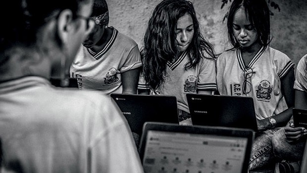 Alunos da rede estadual  da Bahia experimentam notebooks de baixo custo: ensino se dá em torno das ferramentas do Google (Foto:  Fernando Gomes)