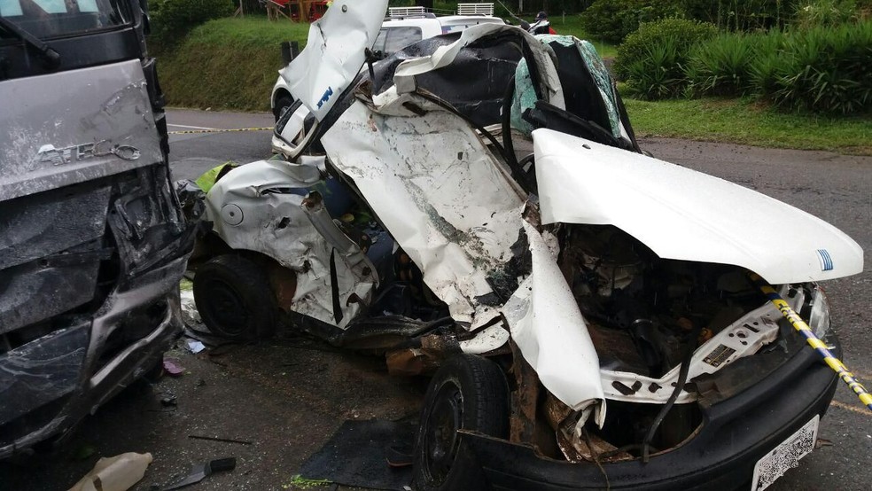 De acordo com a PRF, o homem que morreu era passageiro do carro, que rodou na pista, invadiu a faixa contrária e bateu contra o caminhão.  (Foto: PRF/Divulgação)
