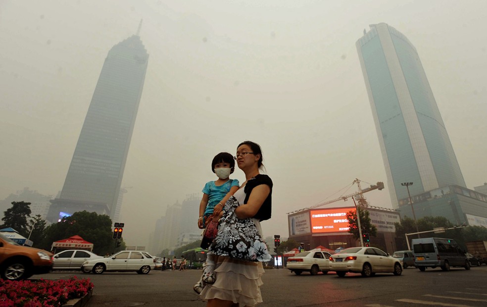 A metrÃ³pole chinesa de Wuhan coberta por nuvem amarelada espessa. (Foto: AFP/Arquivo)