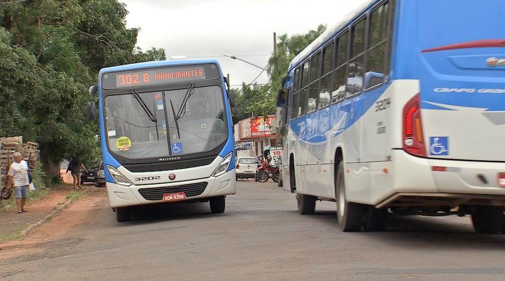 A avenida que as crianças atravessaram ao fugir do Ceinf tem intenso movimento de ônibus e veículos de passeio — Foto: TV Morena/Reprodução