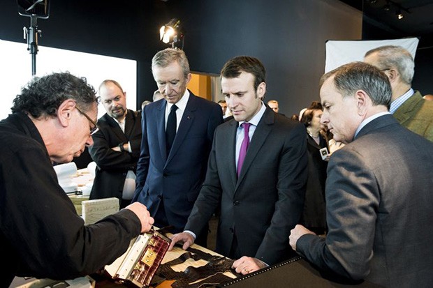 French President Emmanuel Macron with Bernard Arnault, CEO of LVMH, at a Louis Vuitton exhibition (Foto: GETTY)