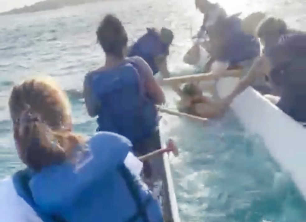 Turista foi socorrida pelas pessoas que estavam na canoa  — Foto: Ana Clara Marinho/Reprodução