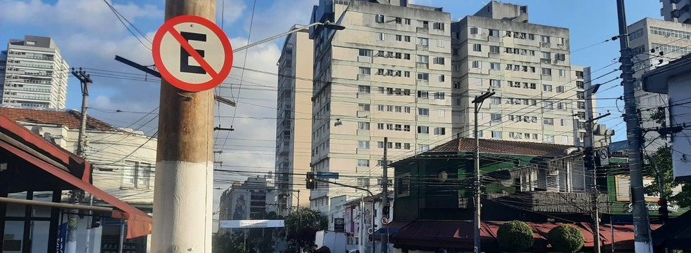 Placa de não estacione colocada na Rua Fradique Coutinho.  — Foto: Arquivo pessoal