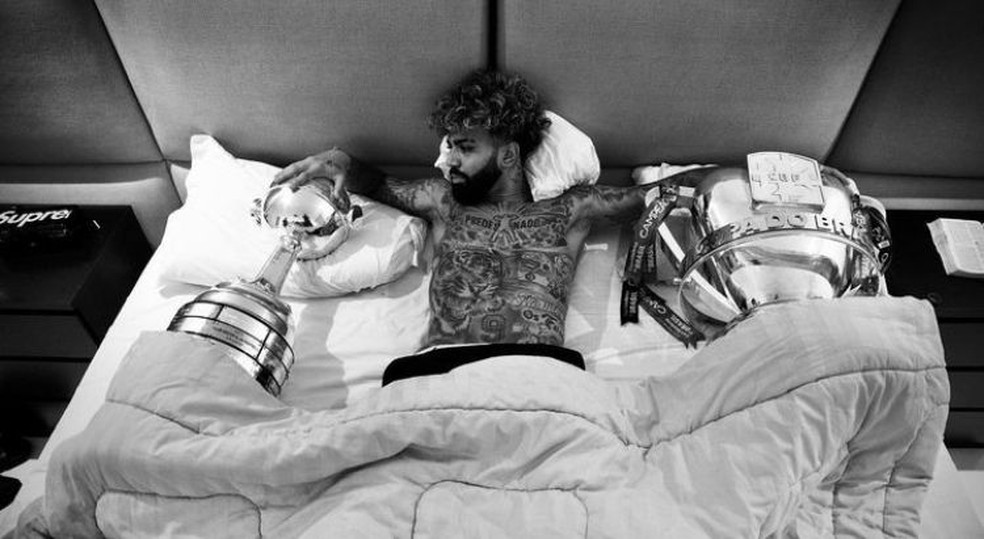 Gabigol posa com as ta&ccedil;as da lIbertadores e da Copa do Brasil  &mdash; Foto: Reprodu&ccedil;&atilde;o/ Instagram 