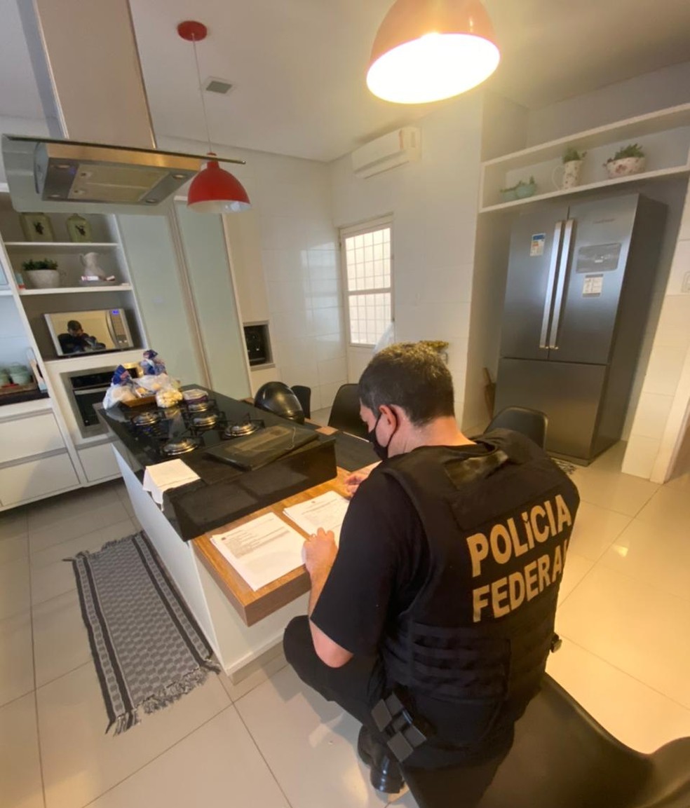 Polícia Federal na casa de um dos suspeitos — Foto: Polícia Federal/Divulgação