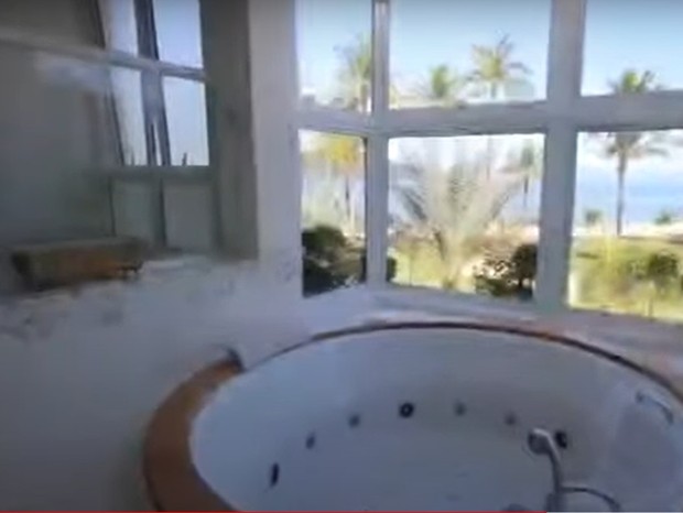 Banheiro com hidromassagem na mansão de praia do empresário Farid Curi (Foto: Reprodução/Luxury Properties)
