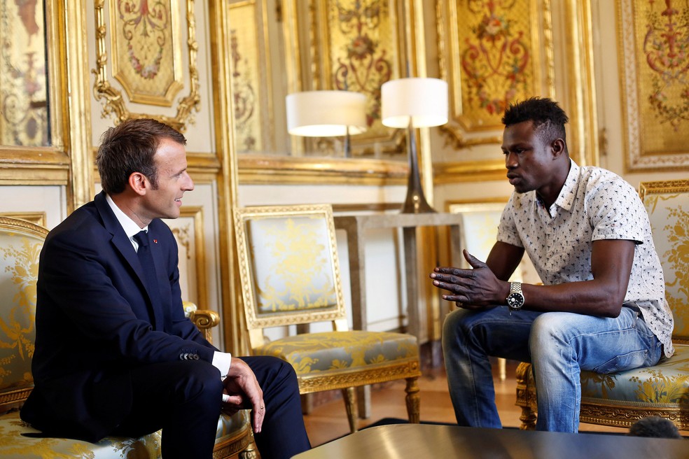 Presidente francês, Emmanuel Macron, encontrou nesta segunda-feira (28) malinês Mamoudou Gassama, 22, que escalou prédio em Paris para salvar menino  (Foto: Thibault Camus/Reuters)