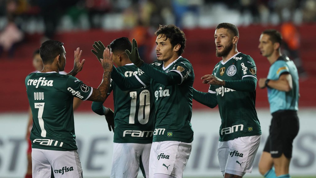 Comemora��o de um dos gols de Raphael Veiga na Bol�via � Foto: C�sar Greco