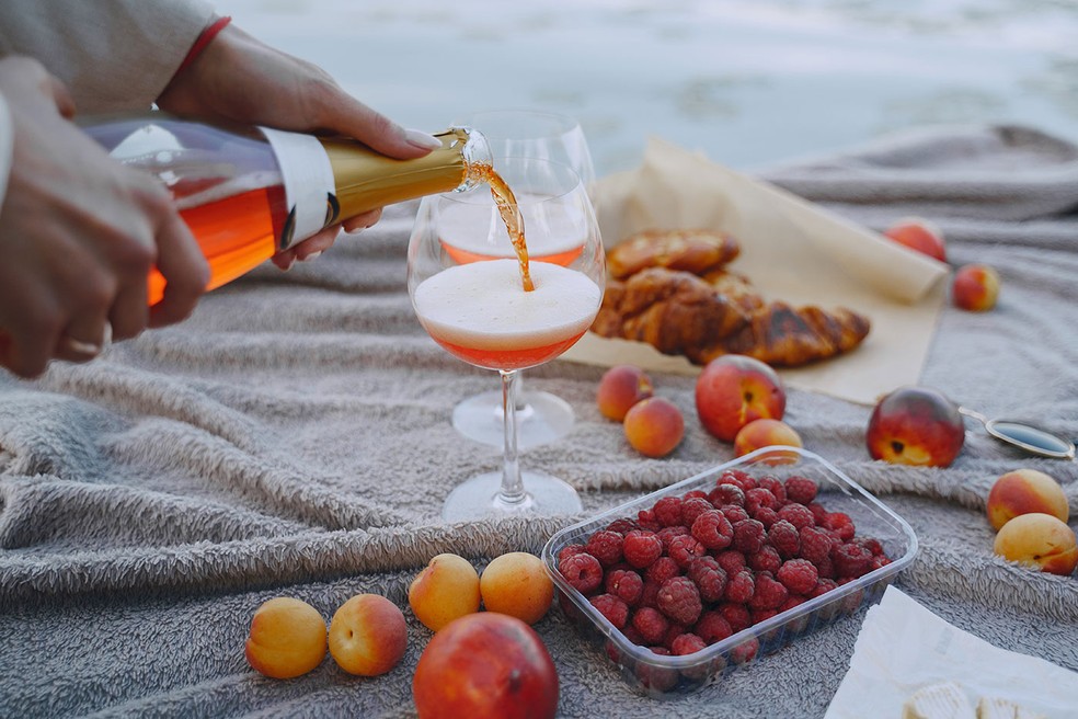 Os vinhos frisantes são mais doces e também podem ser produzidos na versão rosé — Foto: Freepik / CreativeCommons