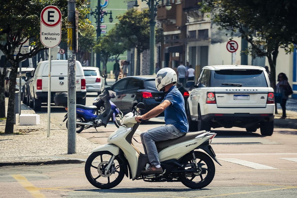 Projeto contra cobrança do EstaR para motos e bicicletas passa pela CCJ, em Curitiba — Foto: Rodrigo Fonseca/CMC