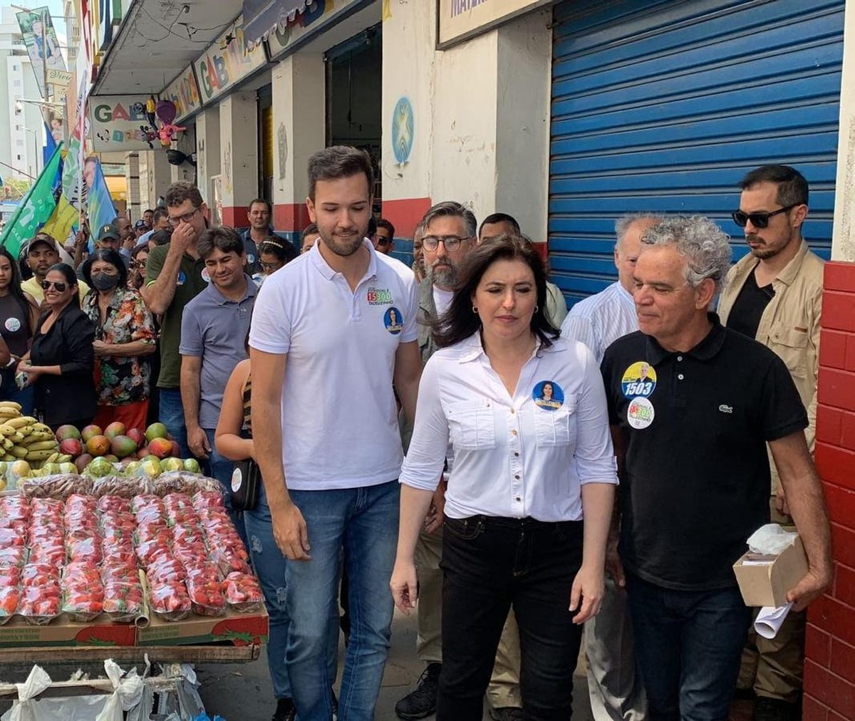 Simonte Tebet faz caminhada pelo Centro e encontra lideranças políticas e empresariais em Montes Claros