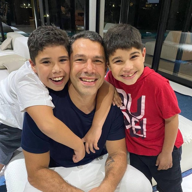 Marcus Buaiz com os filhos José e João (Foto: Instagram/Reprodução)