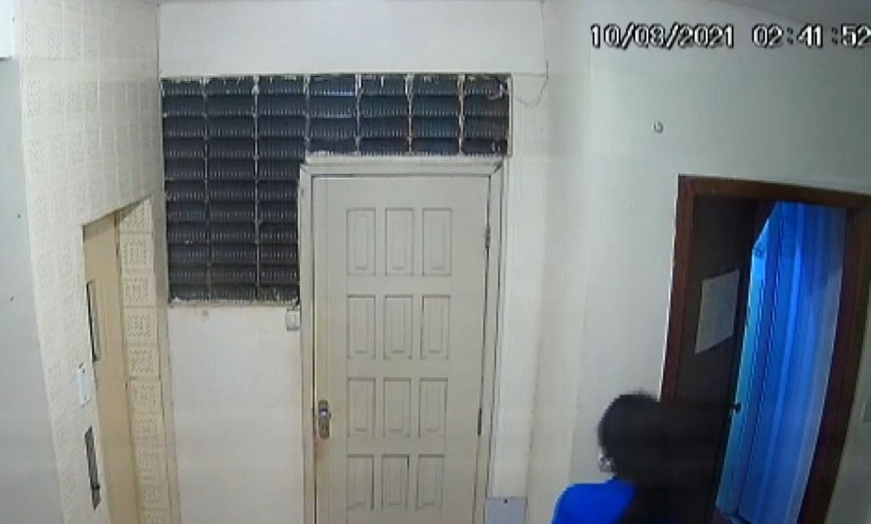 Mulher invade prédio por abertura de 30 cm e rouba notebook e celular enquanto moradores dormiam, em Salvador — Foto: Reprodução/TV Bahia