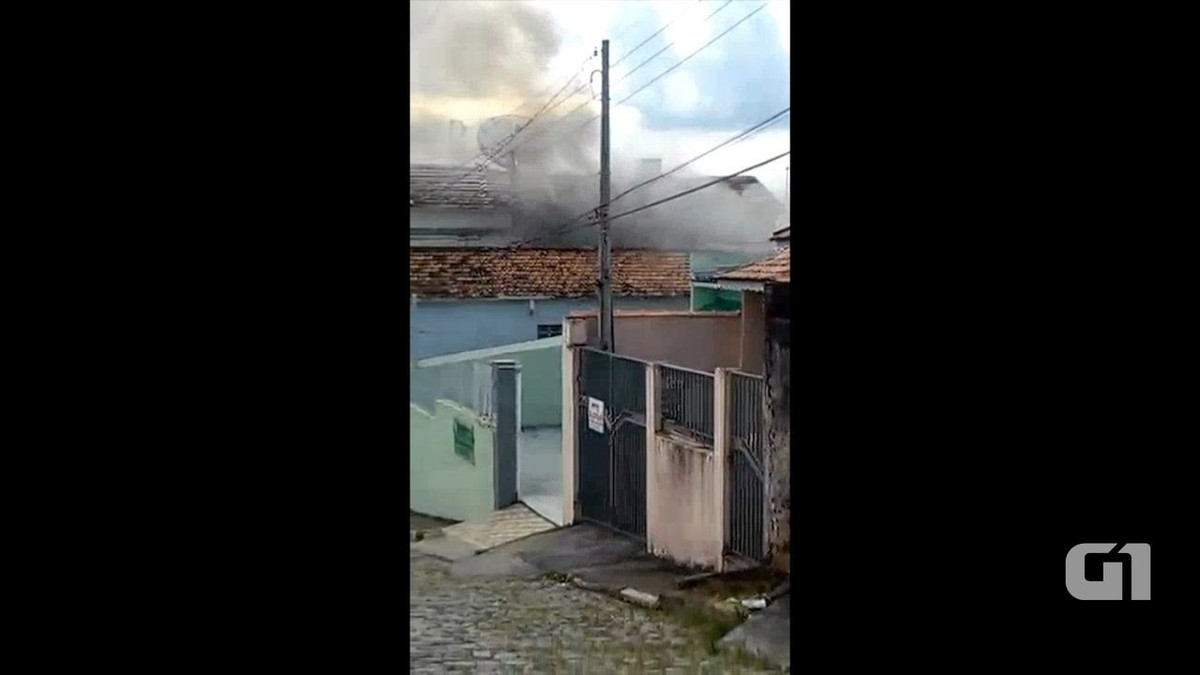 Casa pega fogo em Santa Branca; assista vídeo | Vale do Paraíba e ...