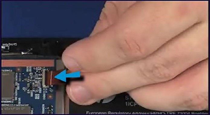 Reconectando o cabo flat da webcam (Foto:Reprodução/Suporte HP)